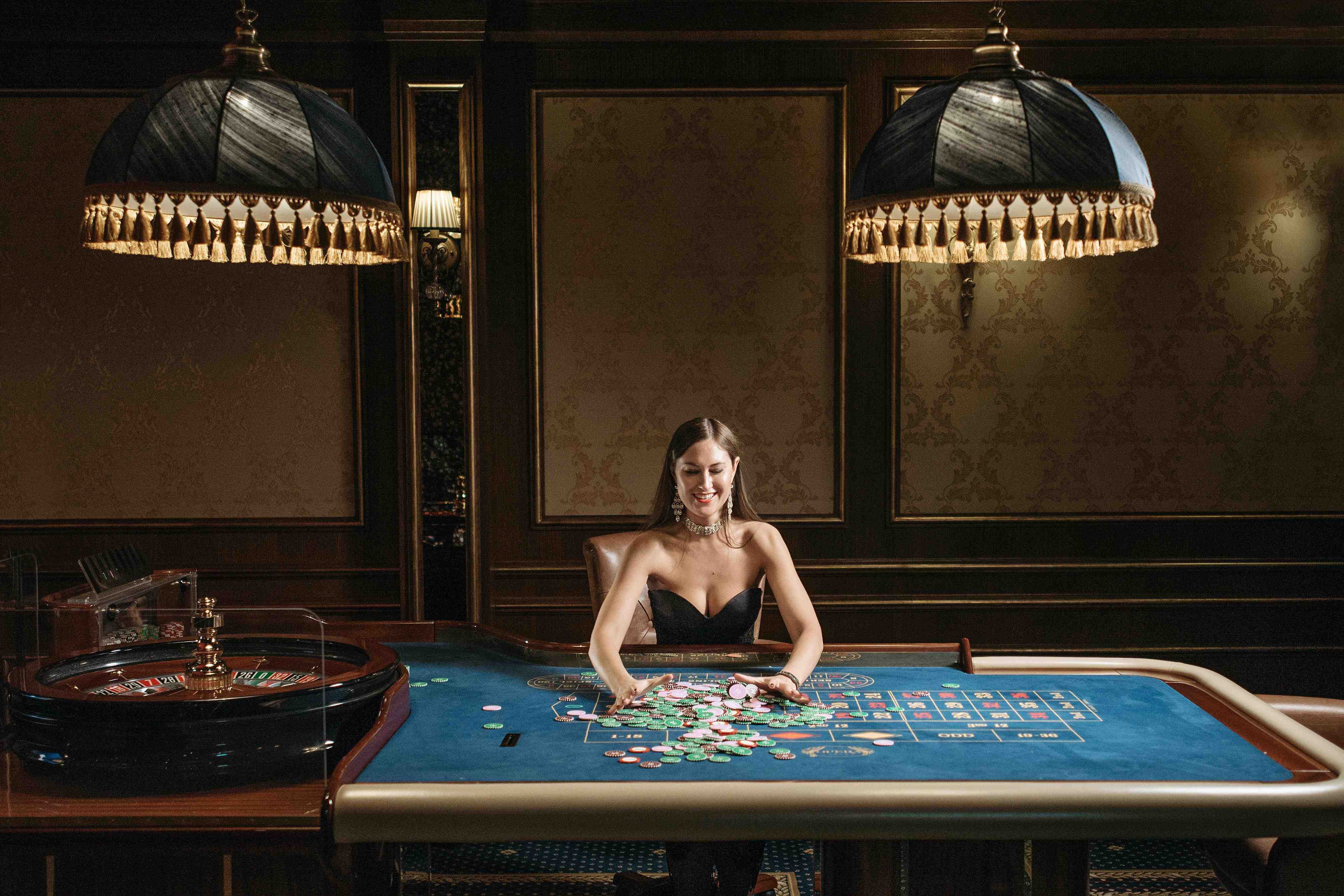 777mmr Live Casino Baccarat table dealer ကစားနေသည်
